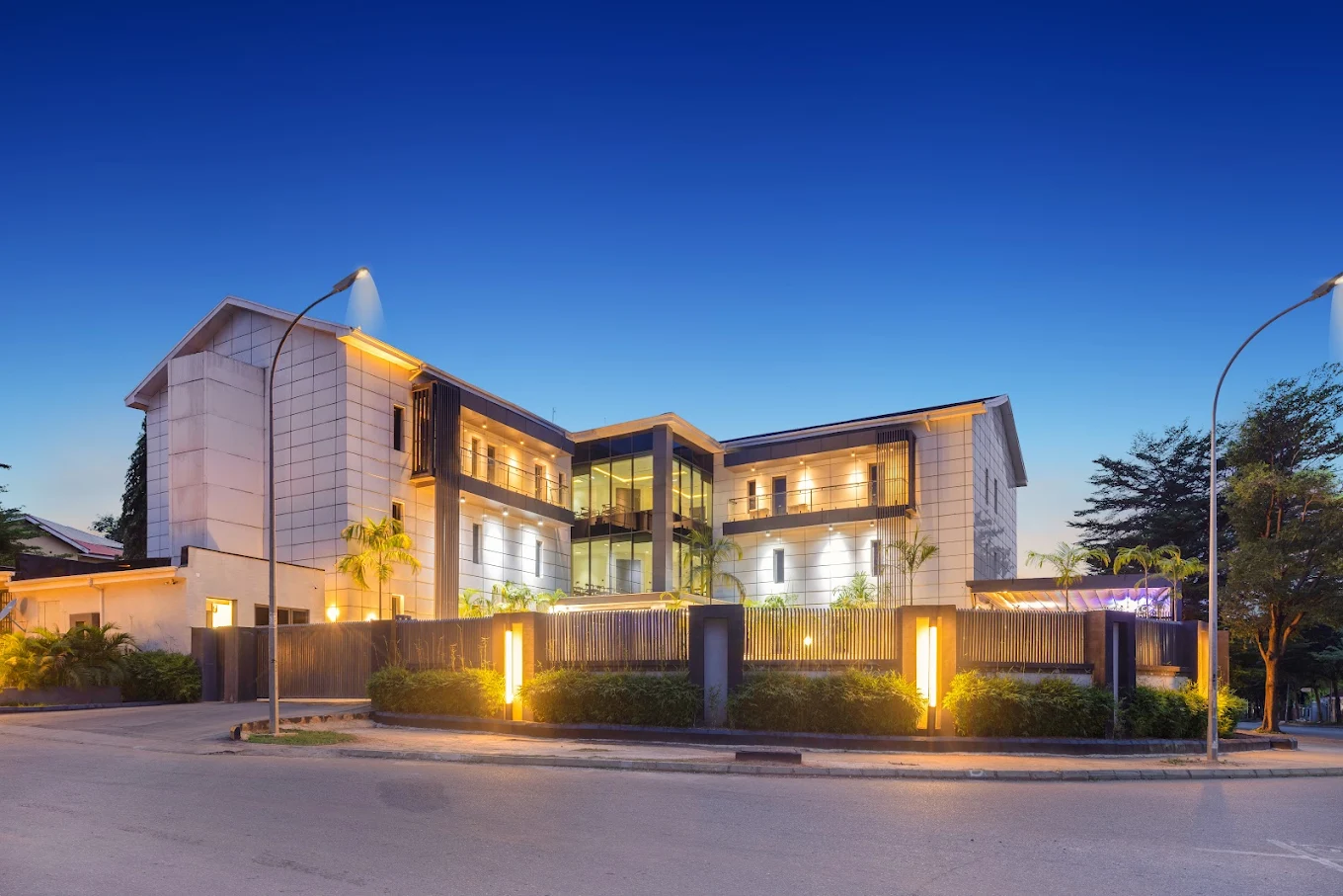 Tid&eacute; Hotels, Utako, at dusk